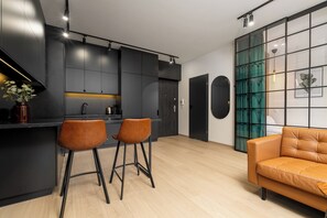 1 habitación, tabla de planchar con plancha, cunas y ropa de cama 