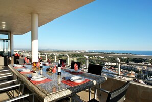 Apartment | Outdoor dining