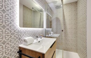 Dusche, Haartrockner, Handtücher, Seife