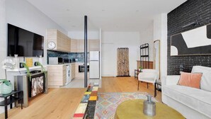 Un appartement moderne comprenant une cuisine, un salon et un coin repas.