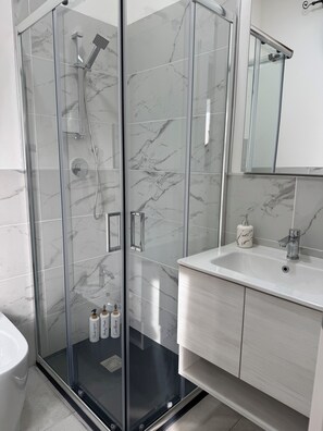 Deluxe Triple Room | Bathroom - Guest House La Casaccia (Fiumicino)