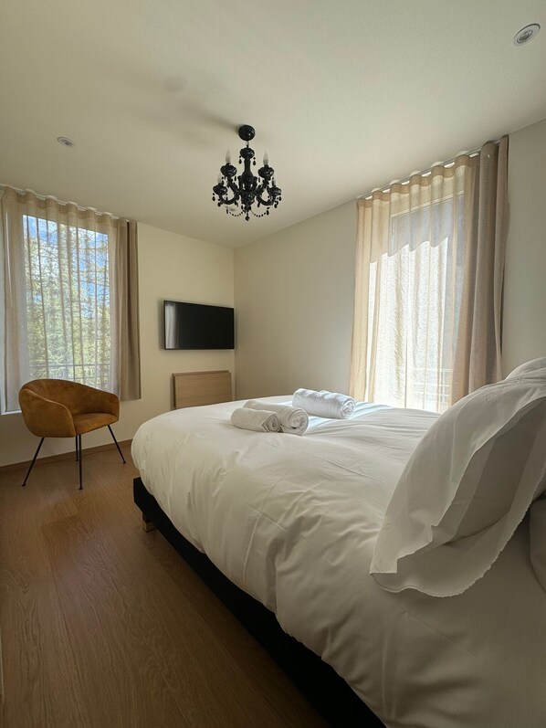 2 bedrooms, iron/ironing board, WiFi, bed sheets