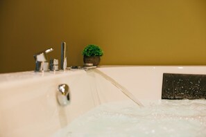 Baignoire à jets, sèche-cheveux, bidet, serviettes fournies