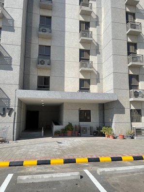 Exterior detail - Spacious 6-bedroom apartment in delightful Madinah with WiFi, AC (Unknown)