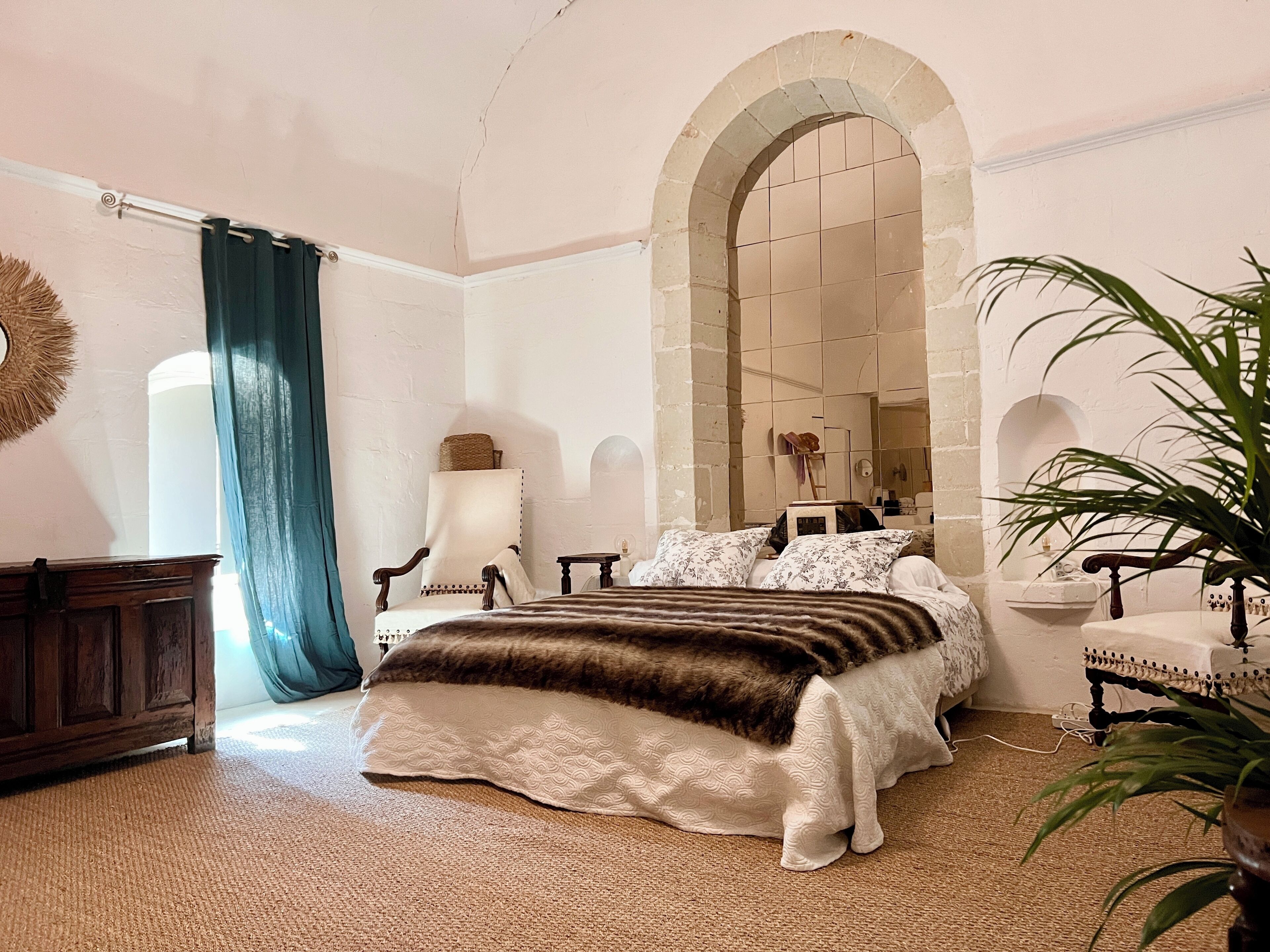 7 slaapkamers, een bureau, een strijkplank/strijkijzer, reisbedje