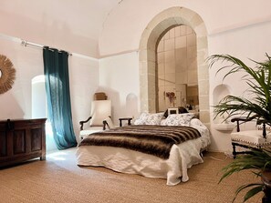 7 soverom, skrivebord, strykejern/-brett og reiseseng for barn