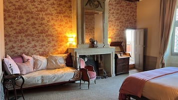 7 habitaciones, escritorio y tabla de planchar con plancha