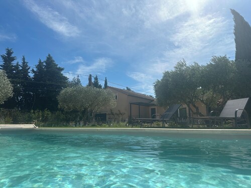 LA VILLA ROUGE AVEC PISCINE ET VUE SUR LE MONT VENTOUX