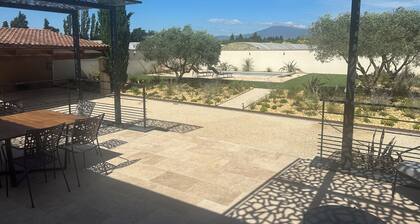 LA VILLA ROUGE AVEC PISCINE ET VUE SUR LE MONT VENTOUX