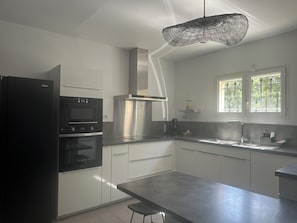 Private kitchen - LA VILLA ROUGE WITH SWIMMING POOL AND VIEW OF MONT VENTOUX (Carpentras)