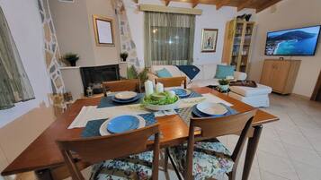 Villa, 2 Bedrooms, Patio, Ocean View | Dining room