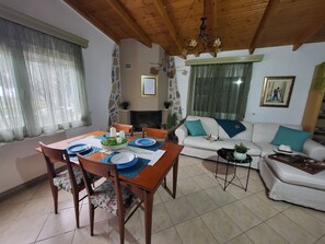 Villa, 2 Bedrooms, Patio, Ocean View | Ruang tamu | Buku-buku 