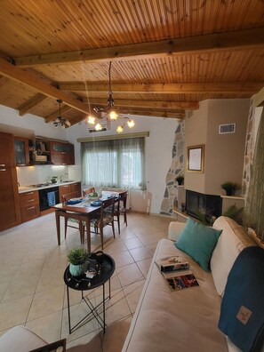 Villa, 2 Bedrooms, Patio, Ocean View | Living room | Books