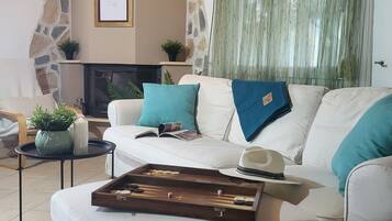 Villa, 2 Bedrooms, Patio, Ocean View | Living room | Books