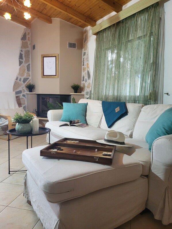 Villa, 2 Bedrooms, Patio, Ocean View | Living room | Books