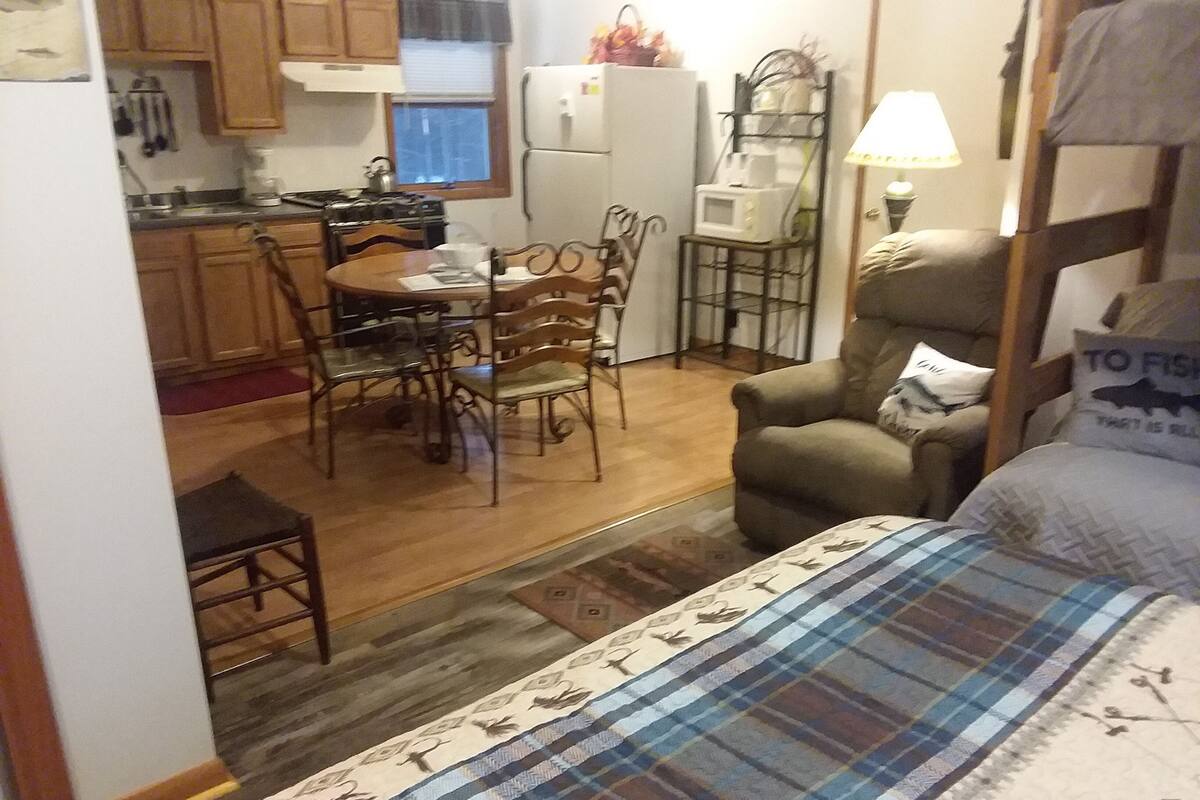 Cabin 2 Unit 3 | 1 bedroom, iron/ironing board (on request), WiFi (free)