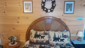 Cabin 1 Unit 1 | 1 soverom, strykejern/-brett, wi-fi (inkludert) og individuelt dekorert
