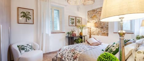 4 bedrooms, iron/ironing board, bed sheets