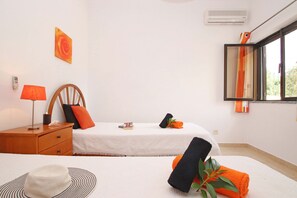 4 bedrooms, iron/ironing board, bed sheets