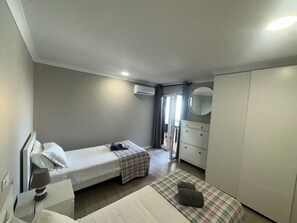 2 habitaciones, caja de seguridad en la habitación y escritorio