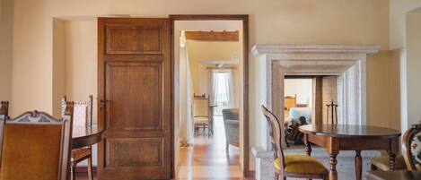 Una habitación con piso a cuadros, muebles de madera y una puerta que da a otra estancia.