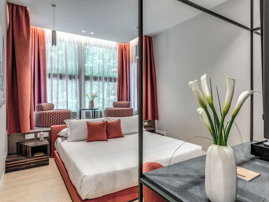 Seprai premium, selimut bulu angsa, minibar, dan brankas