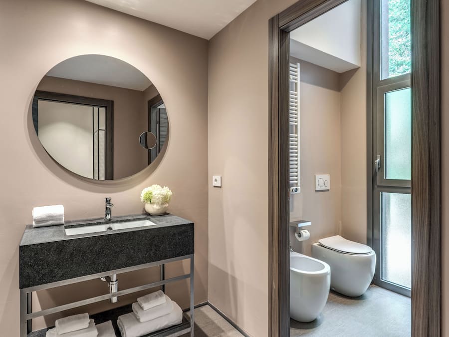 Studio Suite | Bathroom | Shower, rainfall showerhead, free toiletries, hair dryer