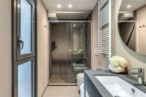 Junior studio suite | Badkamer | Een douche, een regendouche, gratis toiletartikelen, een haardroger