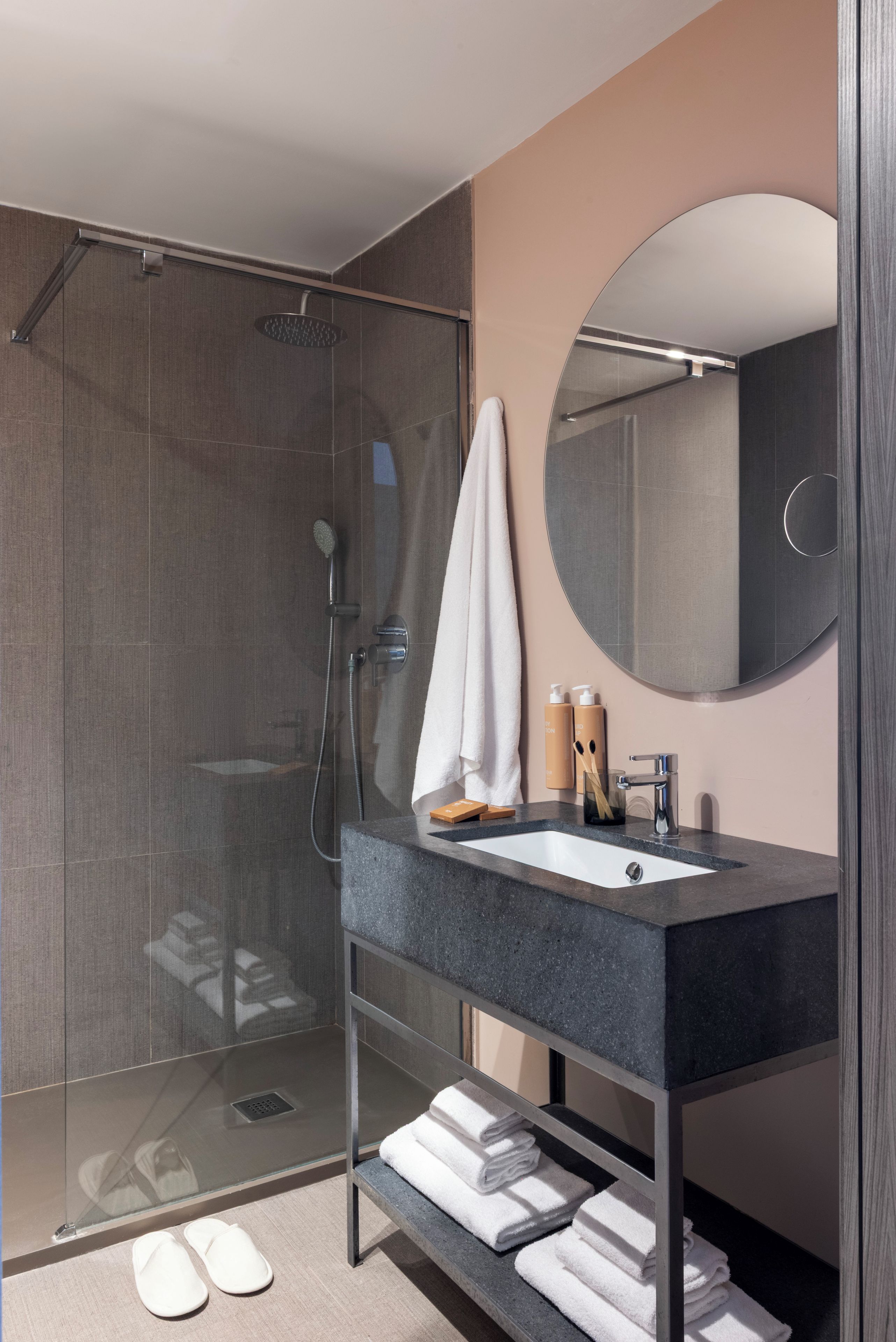 Deluxe Double or Twin Room | Bathroom | Shower, rainfall showerhead, free toiletries, hair dryer