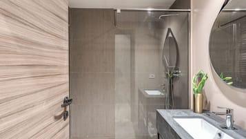 Shower, rainfall showerhead, free toiletries, hair dryer