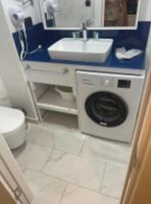 Serviettes fournies, papier toilette