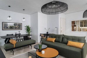 Una Smart TV, una chimenea, un reproductor estéreo