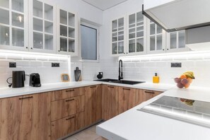 Frigorífico, microondas, horno y placa de cocina