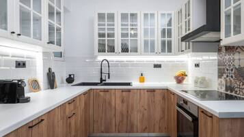 Een koelkast, een microgolfoven, een oven, een kookplaat