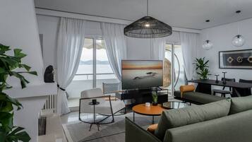 Smart TV, fireplace, stereo