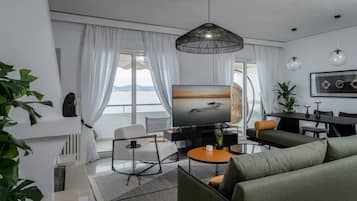 Smart TV, chimenea y estéreo