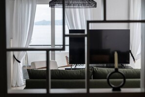 Smart TV, fireplace, stereo