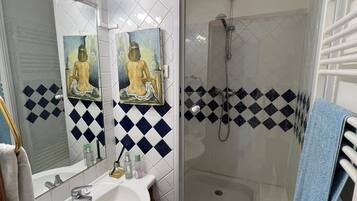 Een haardroger, handdoeken, zeep, toiletpapier