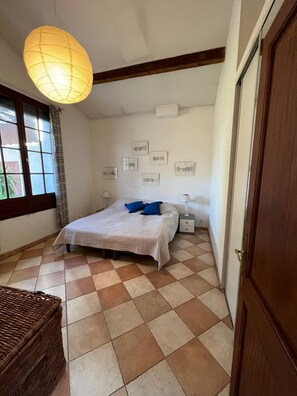 2 habitaciones, tabla de planchar con plancha, wifi y ropa de cama