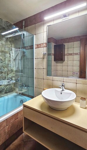 Basic Suite, City View | Bilik Mandi | Gabungan pancuran/tab mandi, kelengkapan dandanan diri percuma 