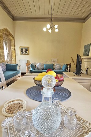 Living area - Arhontiko Arhanes Suites (Archanes-Asterousia)