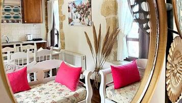 ห้องเบสิกสวีท, วิวเมือง | บริเวณนั่งเล่น | ทีวี