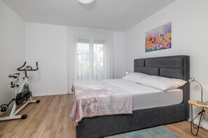 1 habitación, tabla de planchar con plancha, wifi y ropa de cama