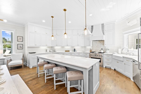 Køleskab, mikrobølgeovn, ovn, kogeplade