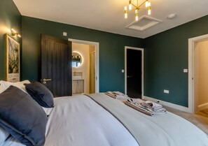 4 عدّة غرف نوم ومكواة/لوح كي وواي فاي وملاءات أسرّة