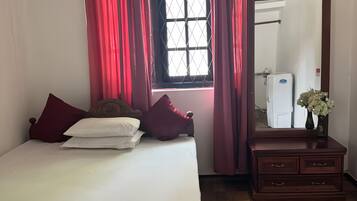 2 bedrooms, iron/ironing board, WiFi