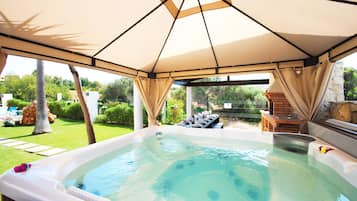 Villa | Indoor spa tub