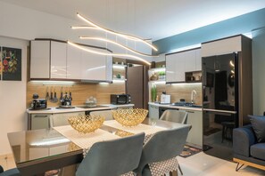 Deluxe-Apartment, 2 Schlafzimmer | Essbereich im Zimmer