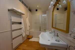 Superior Room, City View | Bathroom - Guest House Saint Yves (Dinan)