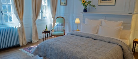Doppia Deluxe, 1 letto queen, vista cortile | Tende oscuranti, ferro/asse da stiro, Wi-Fi gratuito